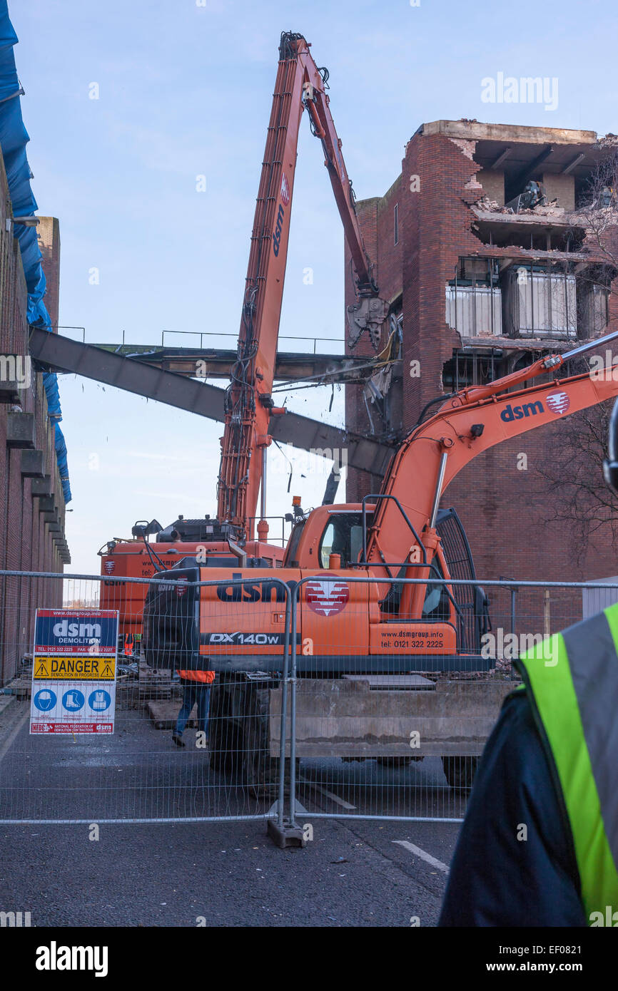 Northampton, Regno Unito. Il 24 gennaio, 2015. I lavori di demolizione ha iniziato questa mattina su un ponte di accesso, uffici e un ampio parcheggio auto di Northampton del vecchio Greyfriars bus station, prima che la parte principale viene demolita nel marzo come parte della riqualificazione del centro storico. Credito: Keith J Smith./Alamy Live News Foto Stock