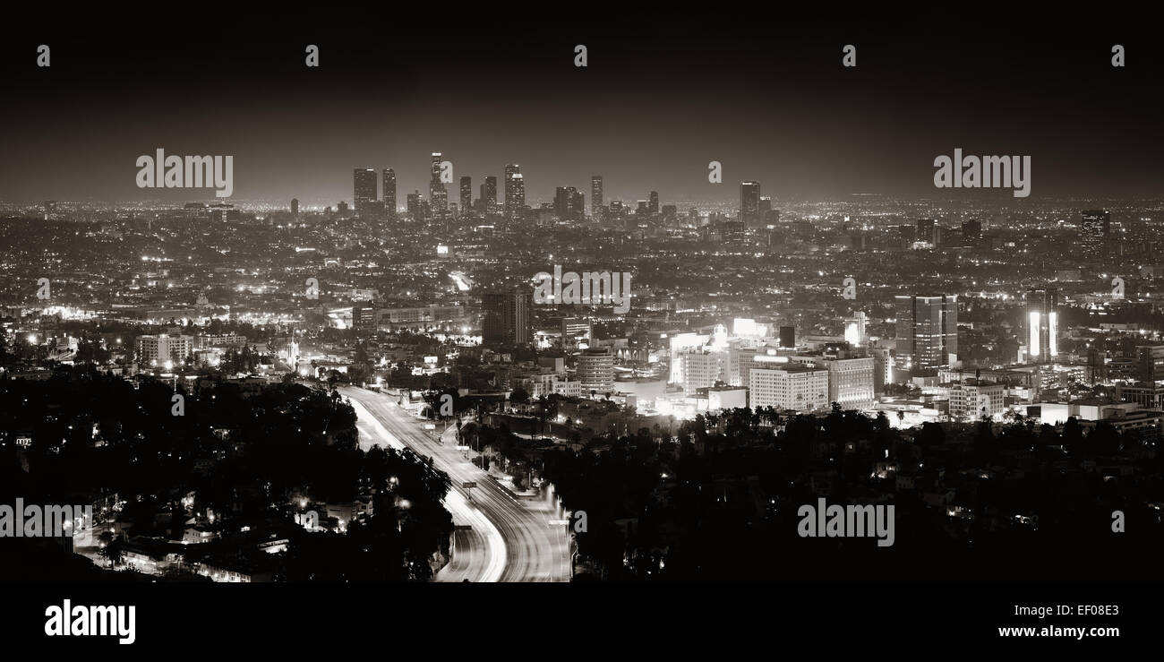 Los Angeles di notte con edifici urbani e l'autostrada Foto Stock