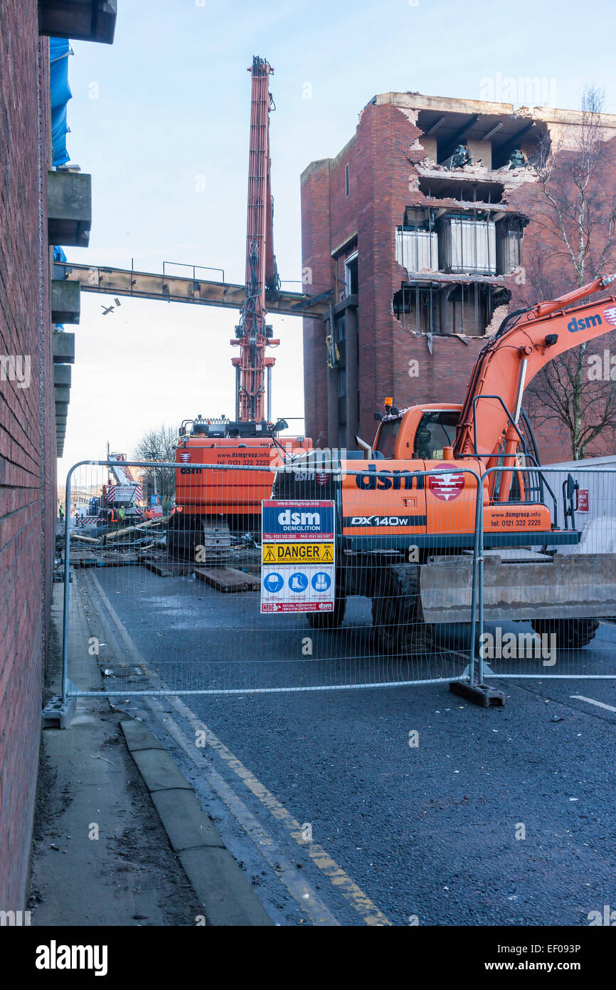 Northampton, Regno Unito. Il 24 gennaio, 2015. I lavori di demolizione ha iniziato questa mattina su un ponte di accesso, uffici e un ampio parcheggio auto di Northampton del vecchio Greyfriars bus station, prima che la parte principale viene demolita nel marzo come parte della riqualificazione del centro storico. Credito: Keith J Smith./Alamy Live News Foto Stock