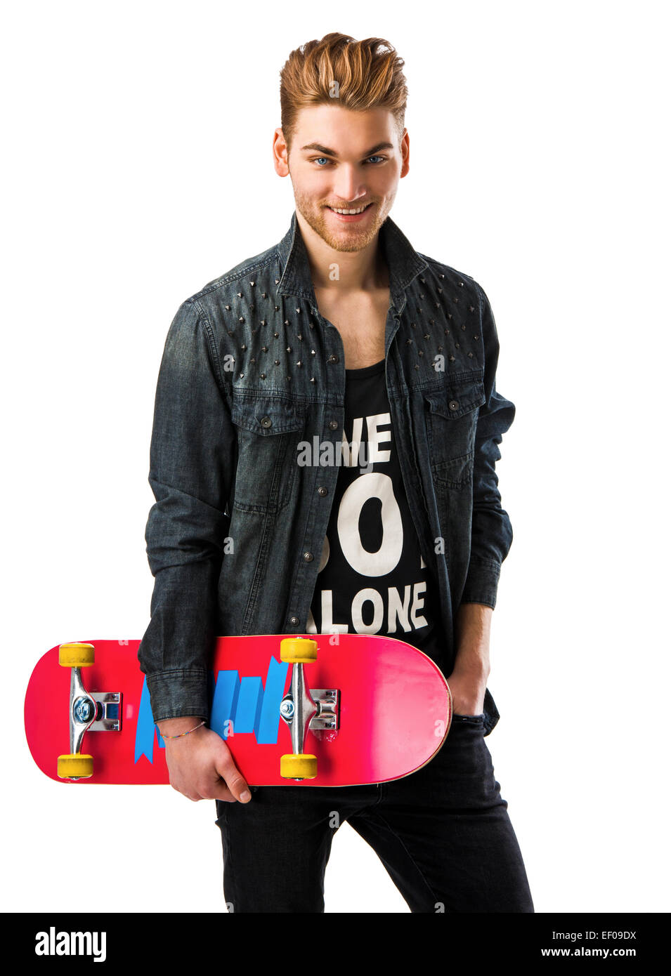 Ritratto in studio di un giovane uomo che posano con uno skateboard Foto Stock