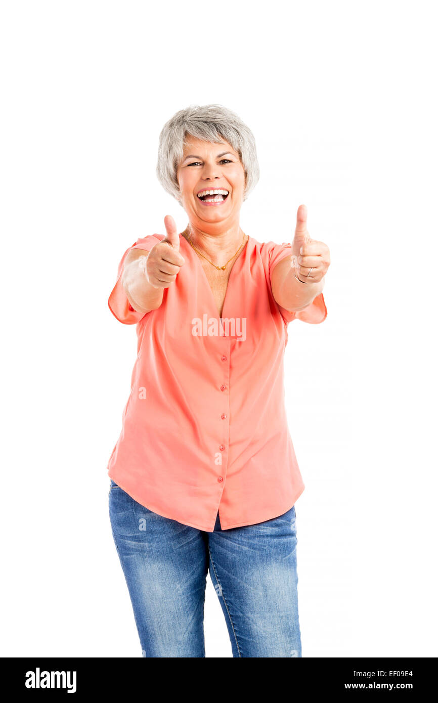 Ritratto di un felice vecchia donna con il pollice fino, isolato su sfondo bianco Foto Stock