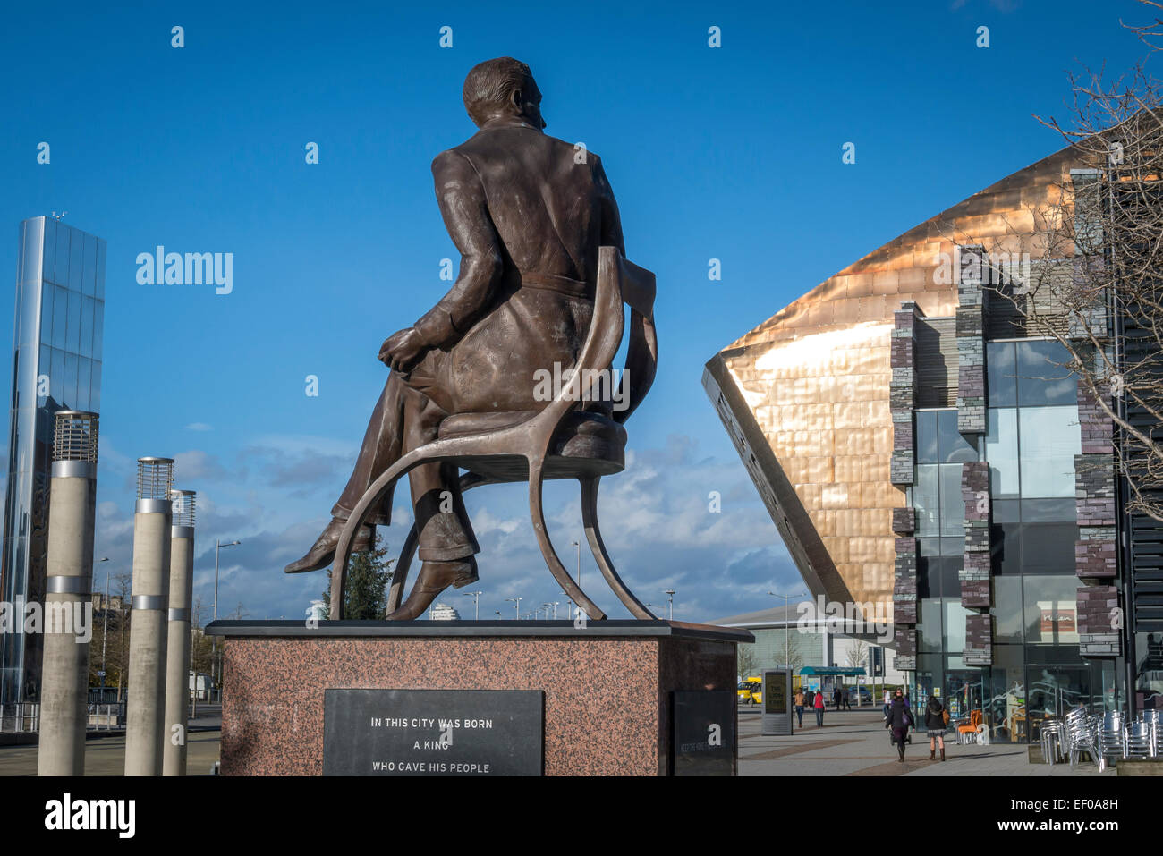 Ivor Novello statua Millennium Centre per la Baia di Cardiff Cardiff Galles Wales Foto Stock