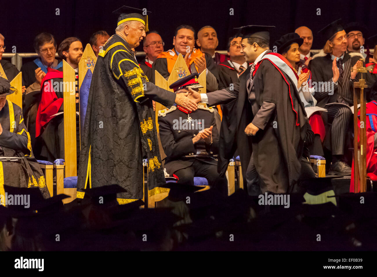 Il duca di Devonshire Congratulazioni studente di successo Foto Stock
