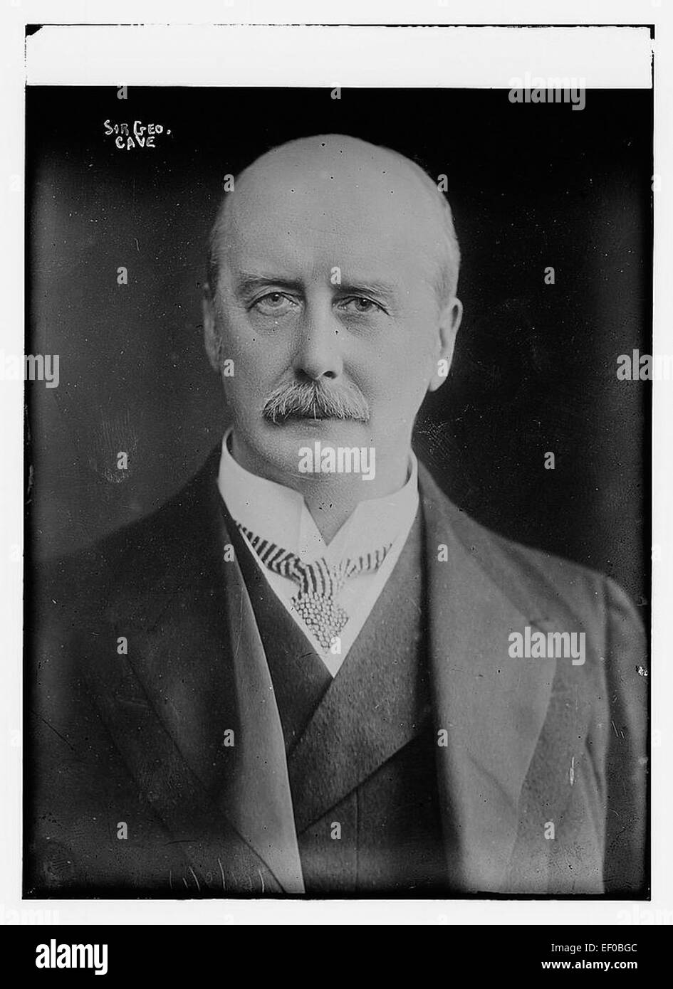 Sir George Cave è stato un avvocato e politico britannico noto per i suoi contributi alla legge e al governo britannico durante la fine del XIX e l'inizio del XX secolo. Ha ricoperto diverse posizioni di spicco durante la sua carriera. Foto Stock