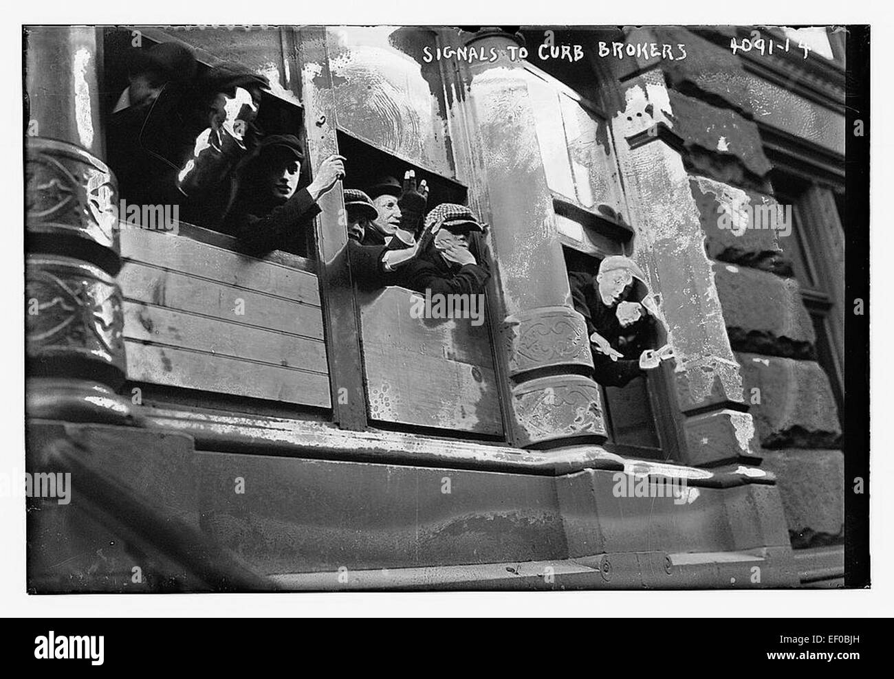 La fotografia del 1958 "Signals to Curb Brokers" cattura la comunicazione tra i broker e la borsa valori, evidenziando un aspetto essenziale dei mercati finanziari durante quel periodo. Foto Stock