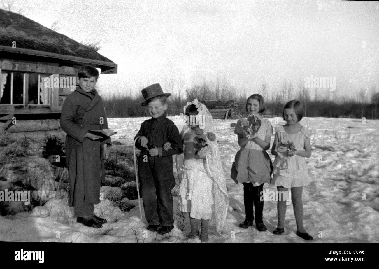 Questa fotografia cattura un concerto di Natale tenuto in una scuola di Lubecca, Germania. L'evento ha probabilmente coinvolto bambini che suonavano musica natalizia, una tradizione in molte scuole di tutta Europa durante le festività. Foto Stock