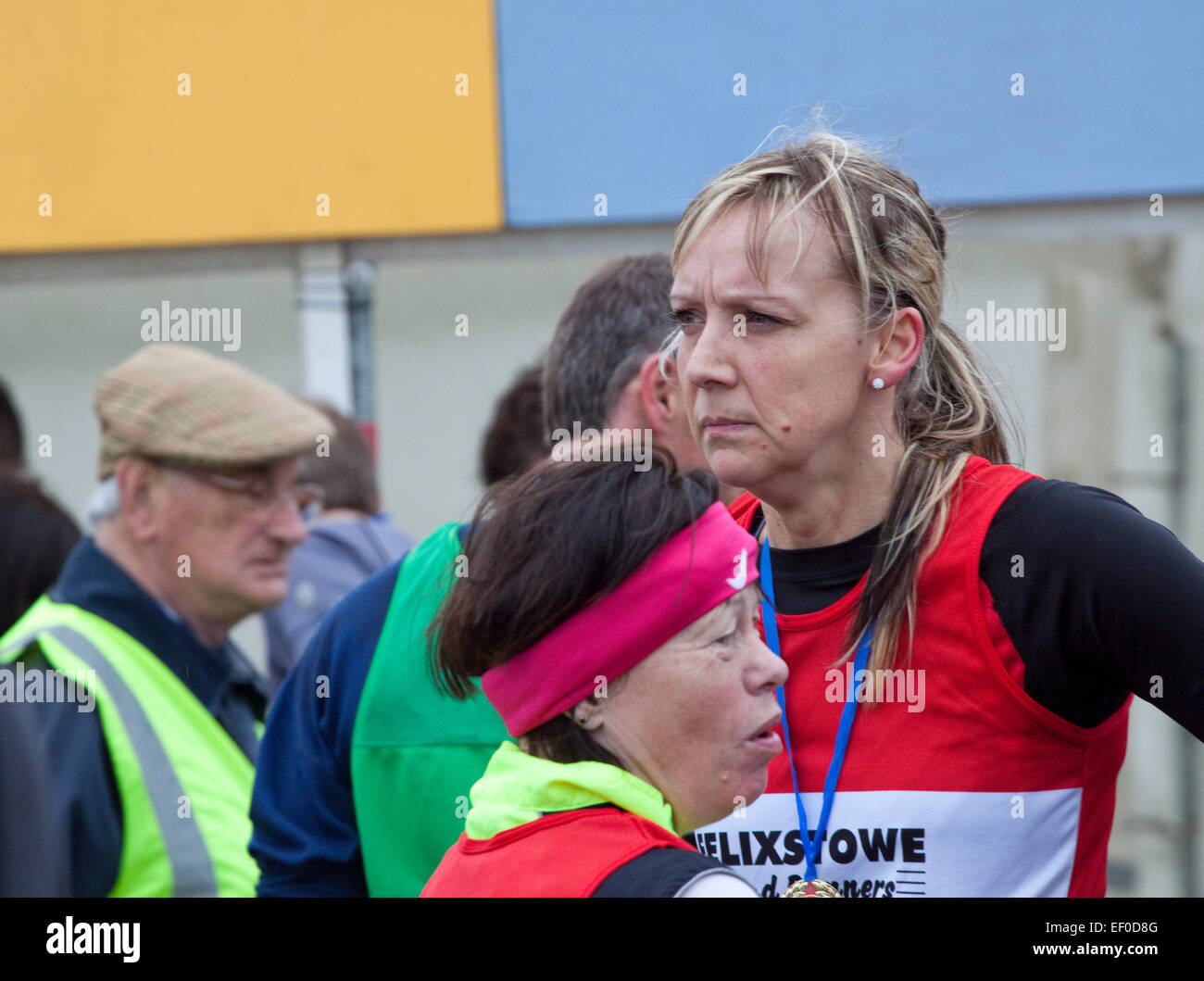 Due runner donna alla fine di un cross country gara Foto Stock