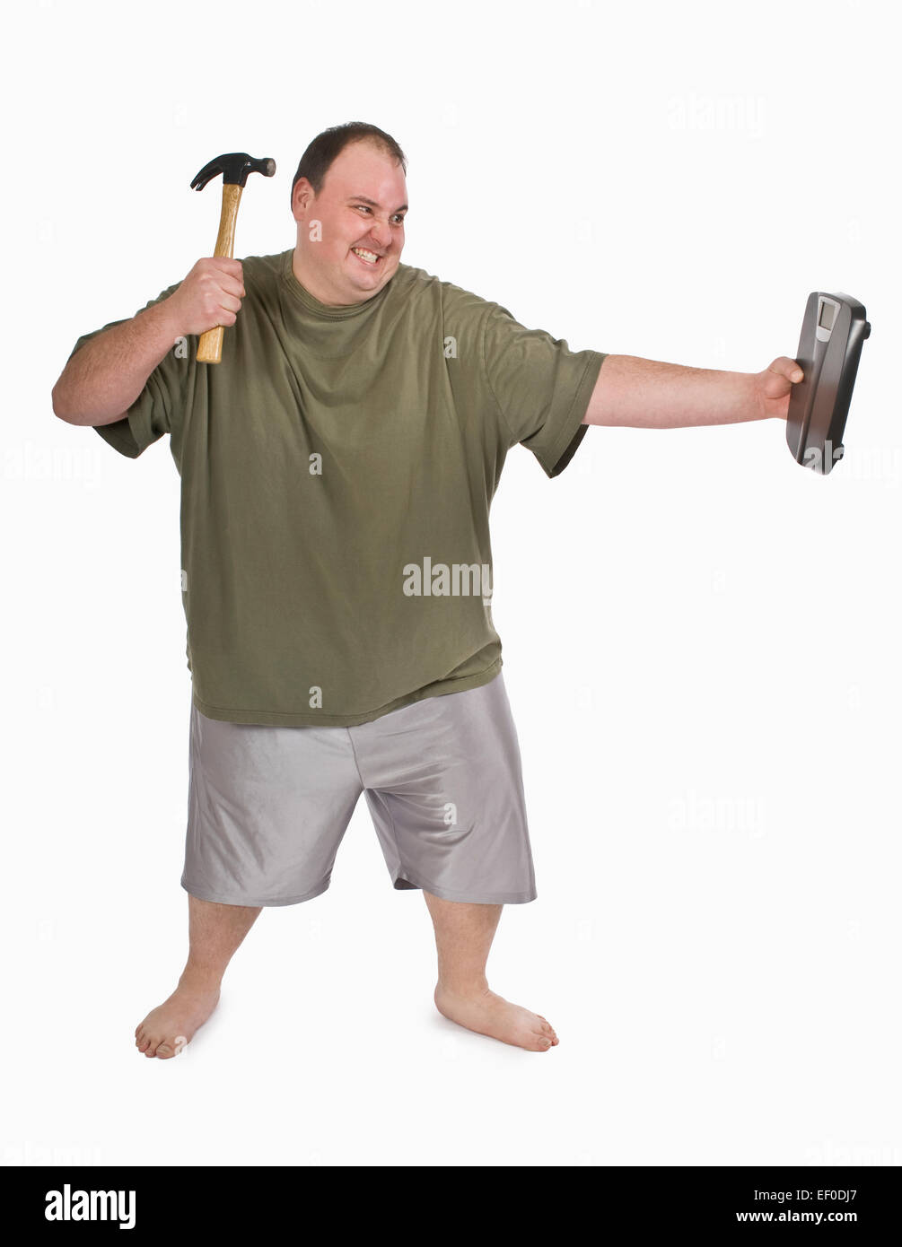 Uomo sovrappeso circa per colpire una scala con un martello Foto Stock