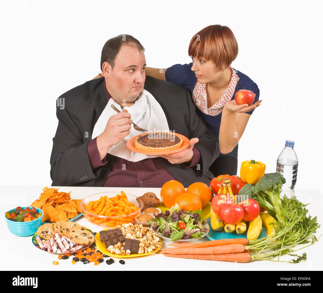 Il sovrappeso uomo facendo scelte alimentari Foto Stock