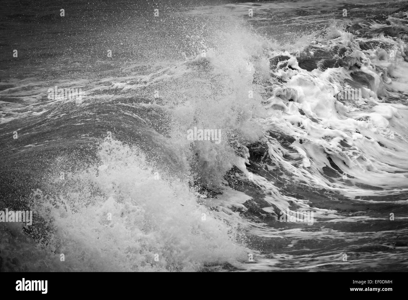 Le onde che si infrangono in bianco e nero, Aberystwyth, Galles Foto Stock