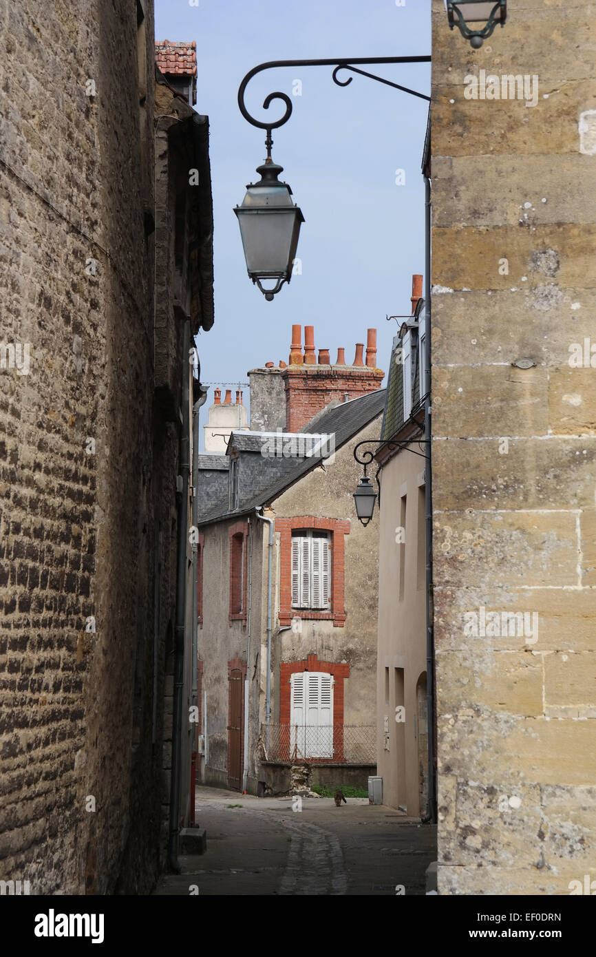 Street view in una caratteristica bystreet con lanterne in Carentan, Normandia, Francia Foto Stock
