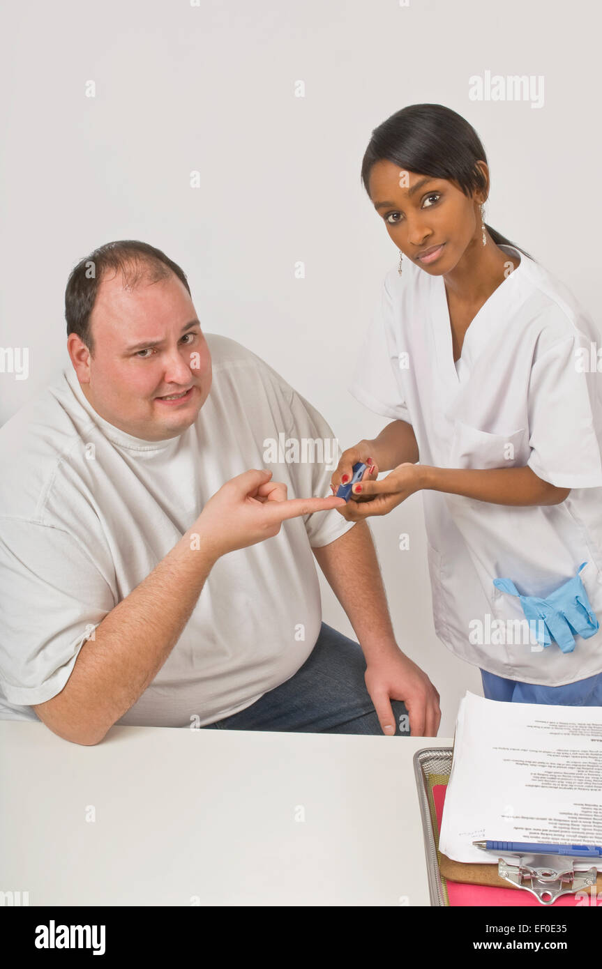 Controllo infermiere sovrappeso uomo di livelli di glucosio nel sangue Foto Stock