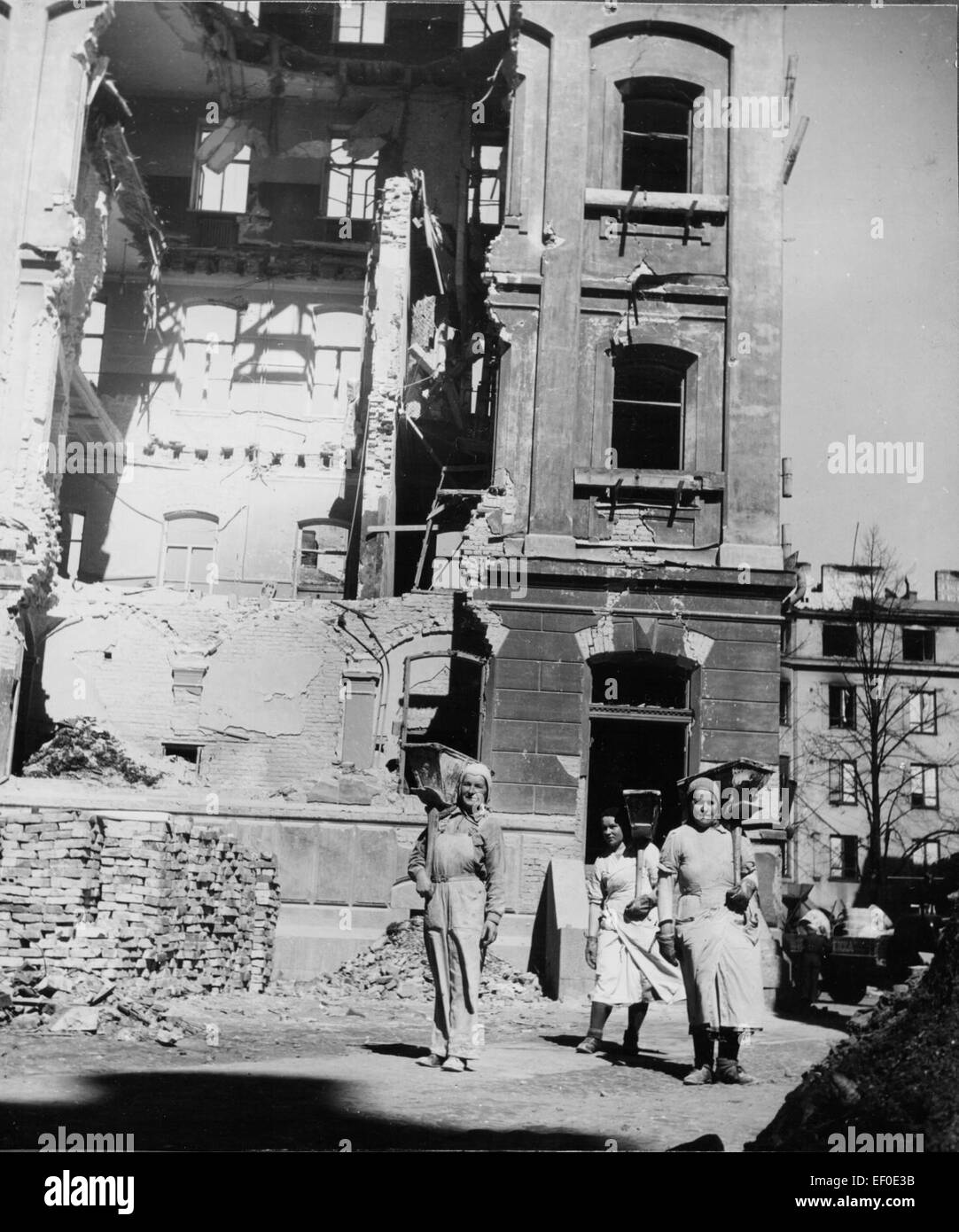 Questa fotografia mostra l'Università della tecnologia di Hietalahdentori, raffigurante i danni subiti durante la guerra. L'edificio mostra segni di distruzione e l'impatto del conflitto. Foto Stock