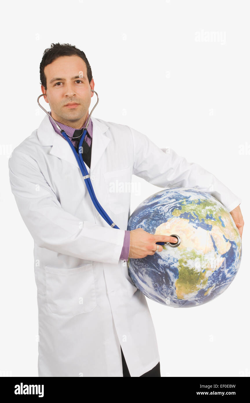 Medico utilizzando uno stetoscopio su un globo Foto Stock