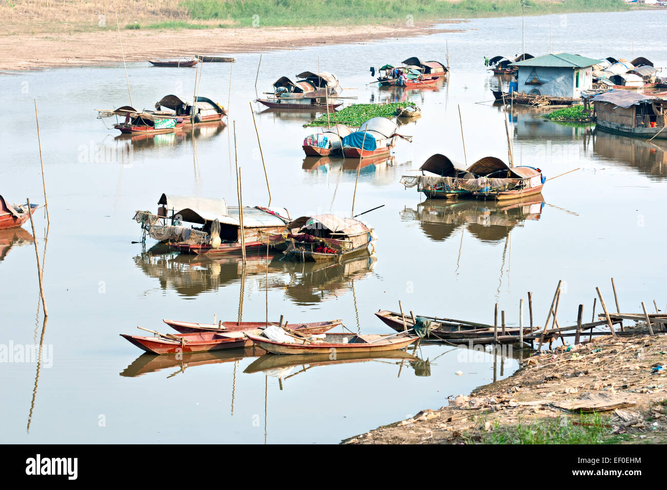 Barche in un porto nel delta del Mekong, Vietnam Foto Stock