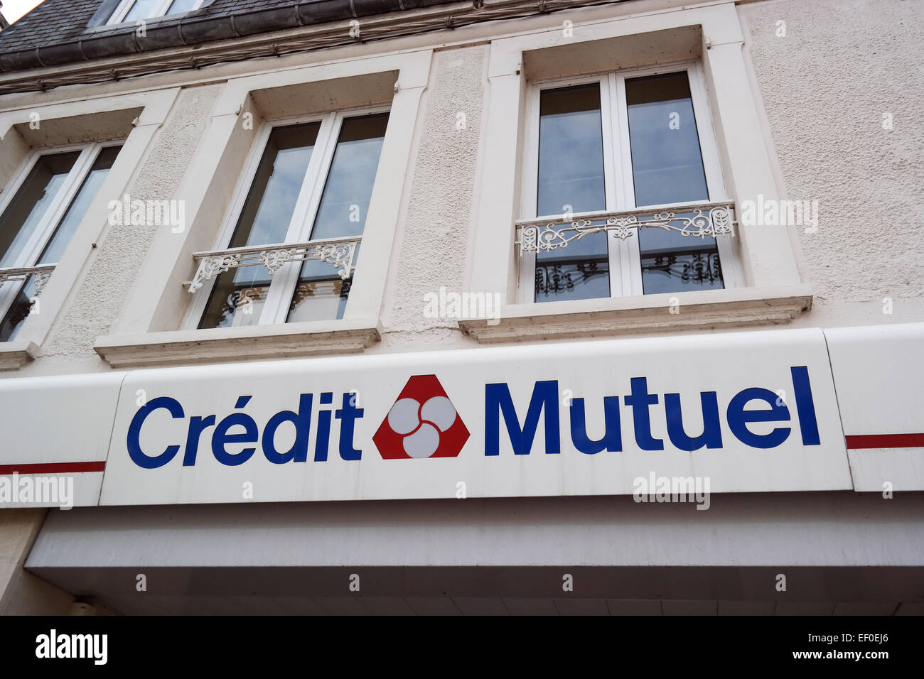 CARENTAN, Francia - luglio 2014: ramo del Crédit Mutuel in Normandia. Il Crédit Mutuel è un importante banca francese Foto Stock