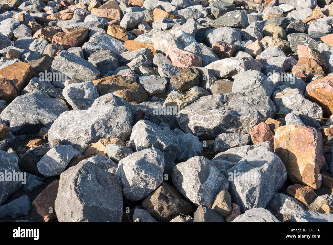 Le grandi rocce in grigio e marrone come sfondo solido Foto Stock