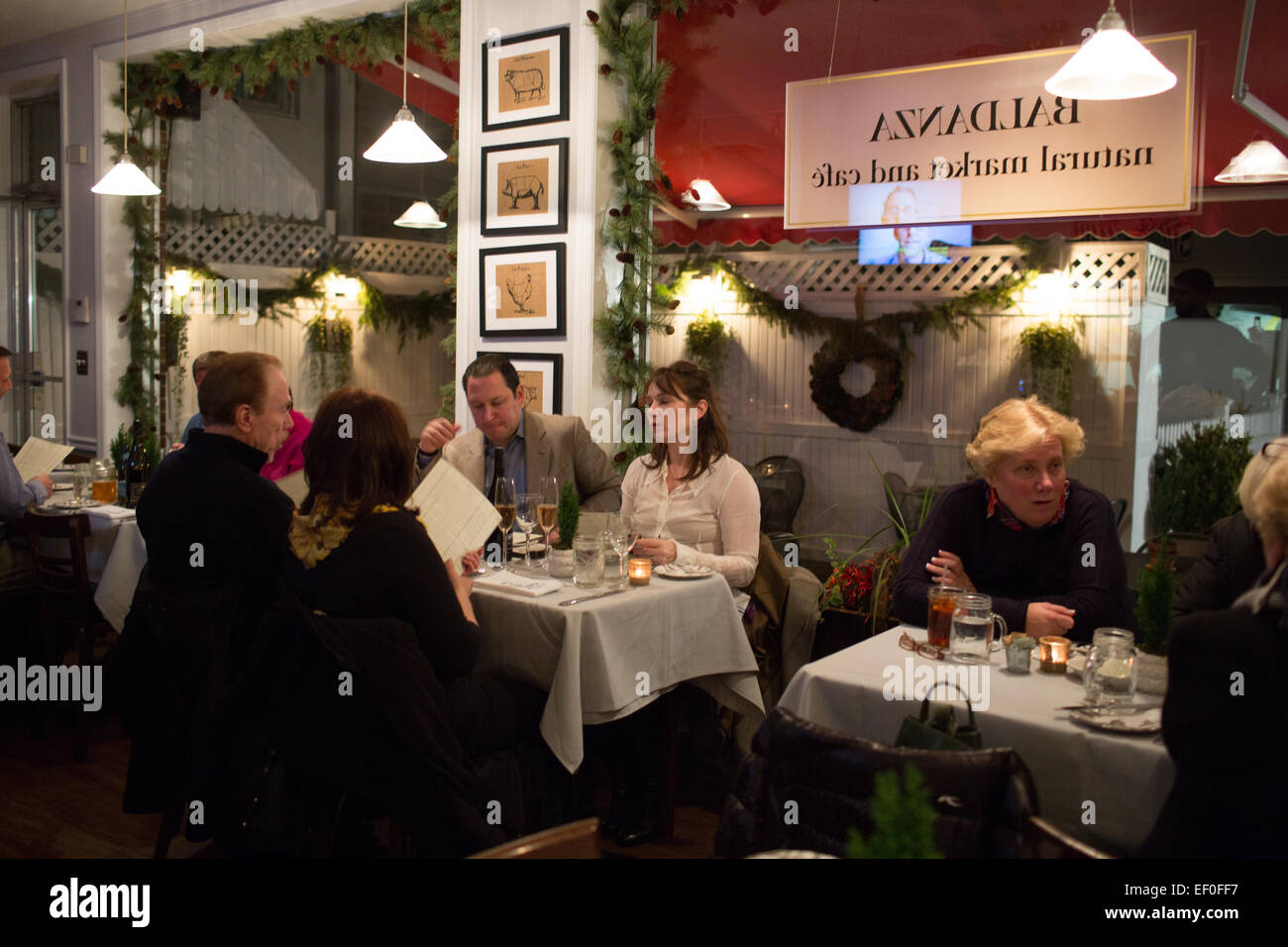 I clienti a cenare al mercato baldanza e Cafe di New Canaan, Connecticut. Foto Stock