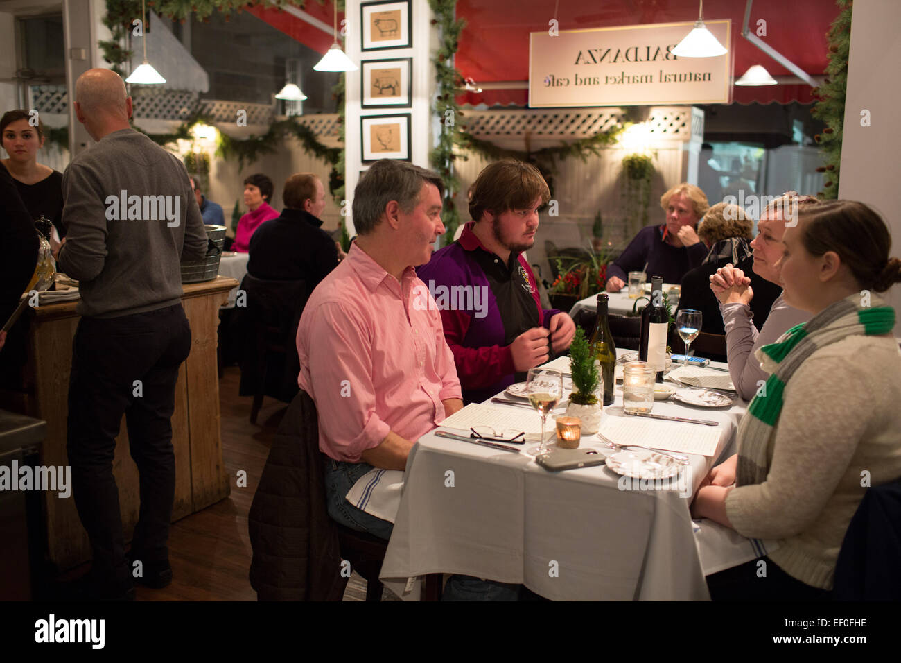 I clienti a cenare al mercato baldanza e Cafe di New Canaan, Connecticut. Foto Stock