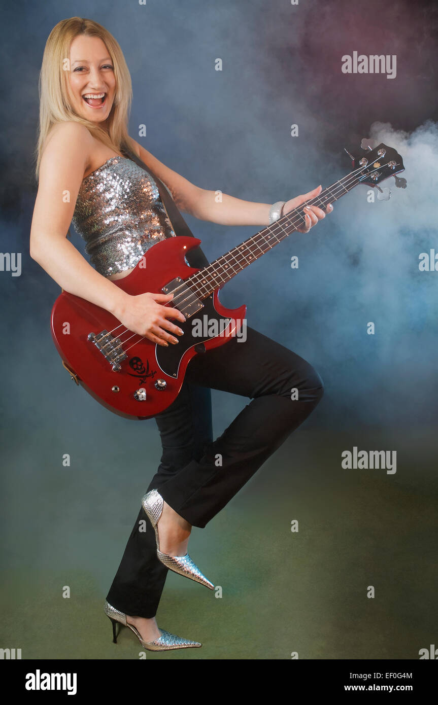 La donna a suonare la chitarra Foto Stock