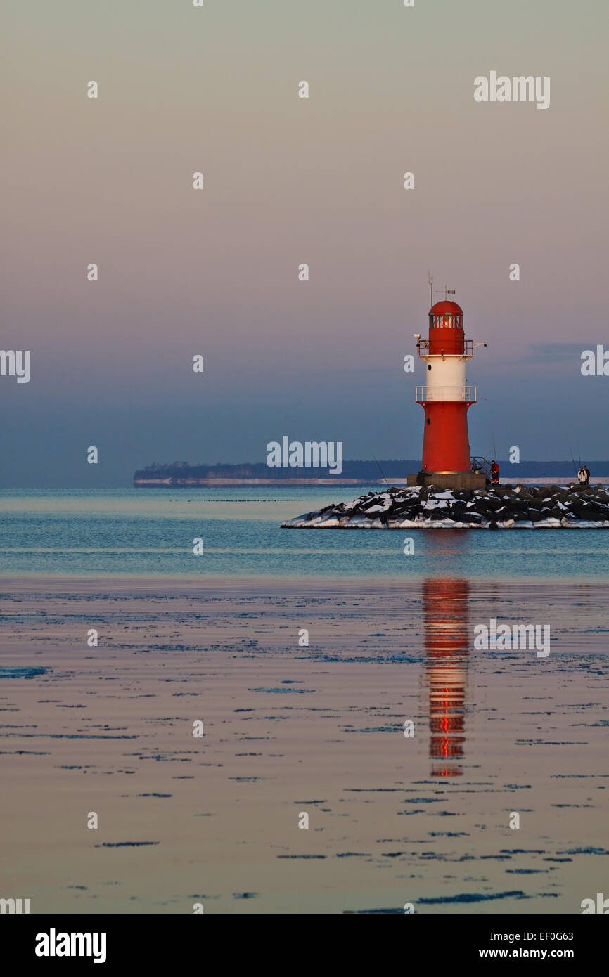 La parte orientale di pontili di Warnemünde in serata. Foto Stock