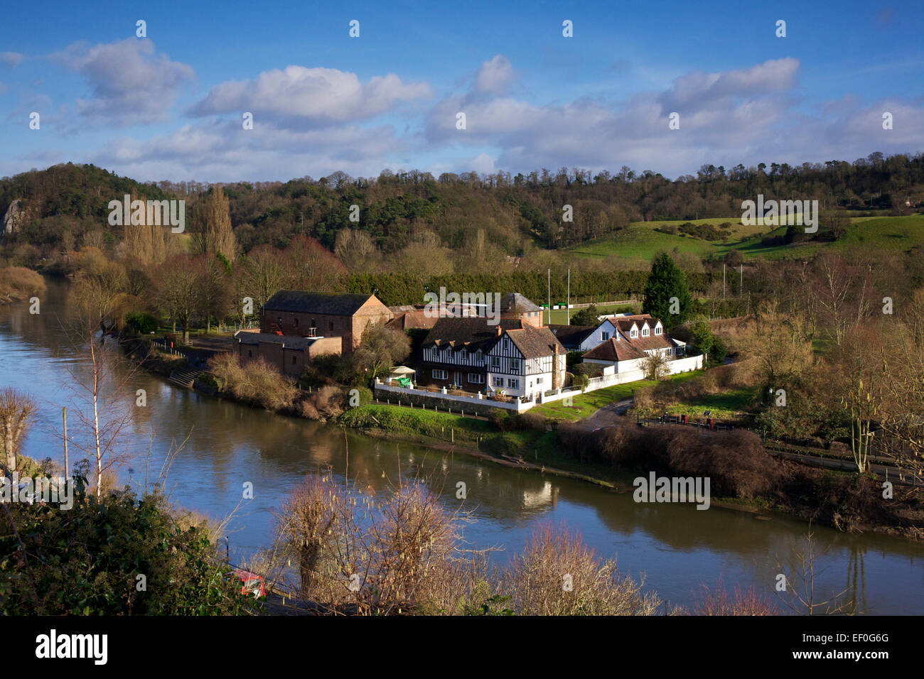 Vista a monte lungo il fiume Severn a Bridgnorth Shropshire West Midlands England Regno Unito Foto Stock