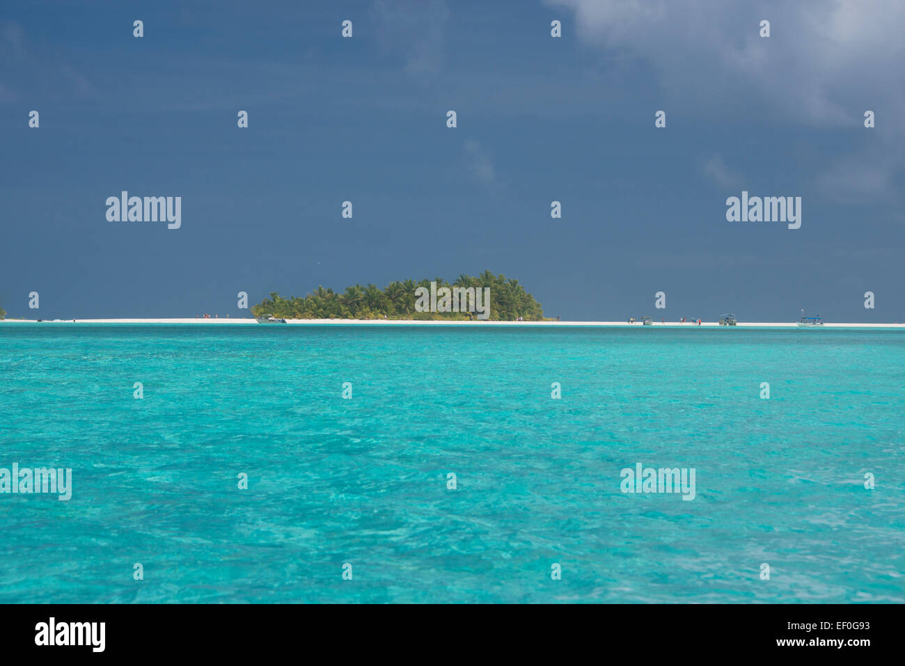 Isole di Cook, Aitutaki, isola luna di miele. Popolari di sabbia bianca Motu (piccola isola) circondato da poco profonda laguna chiaro. Foto Stock
