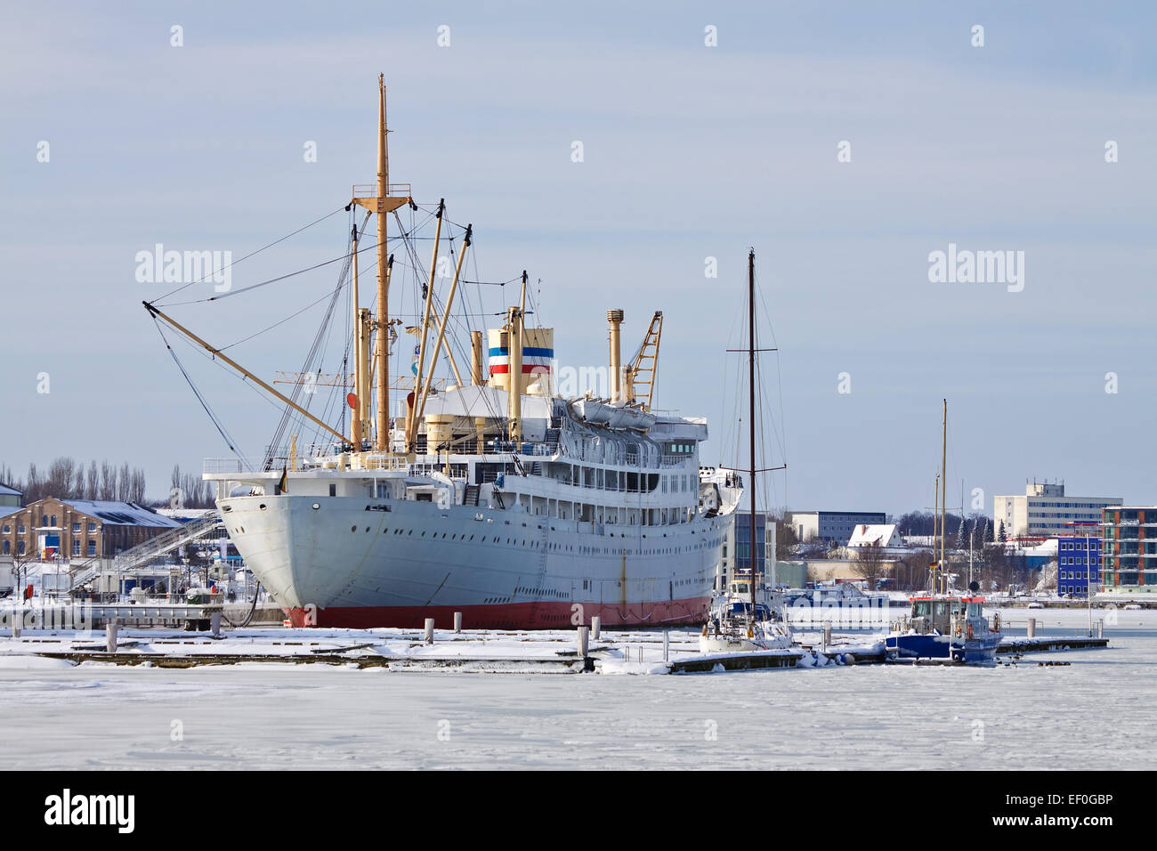Una nave nel porto della città di Rostock. Foto Stock