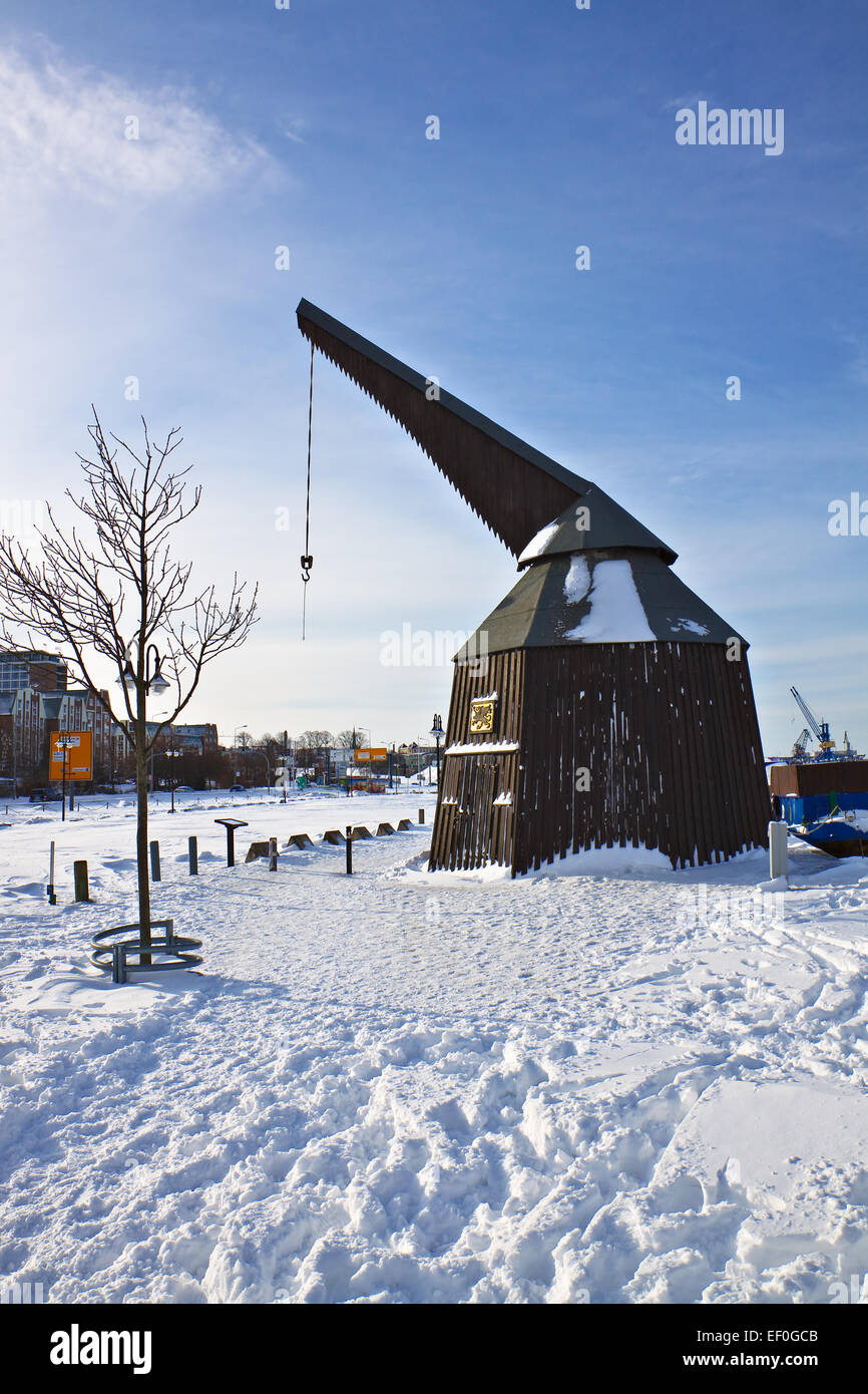 Una vecchia gru in legno nel porto della città di Rostock in inverno. Foto Stock