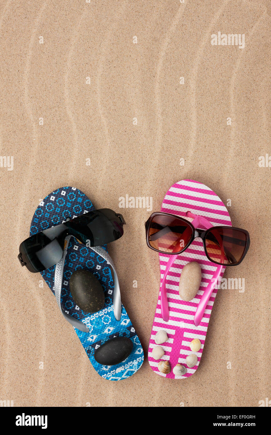 Amare giovane di flip flop sulla sabbia, concept Foto Stock