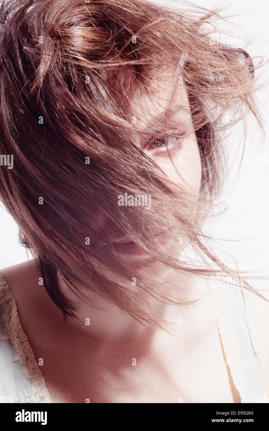 Ritratto di una giovane e bella donna con i capelli al vento Foto Stock