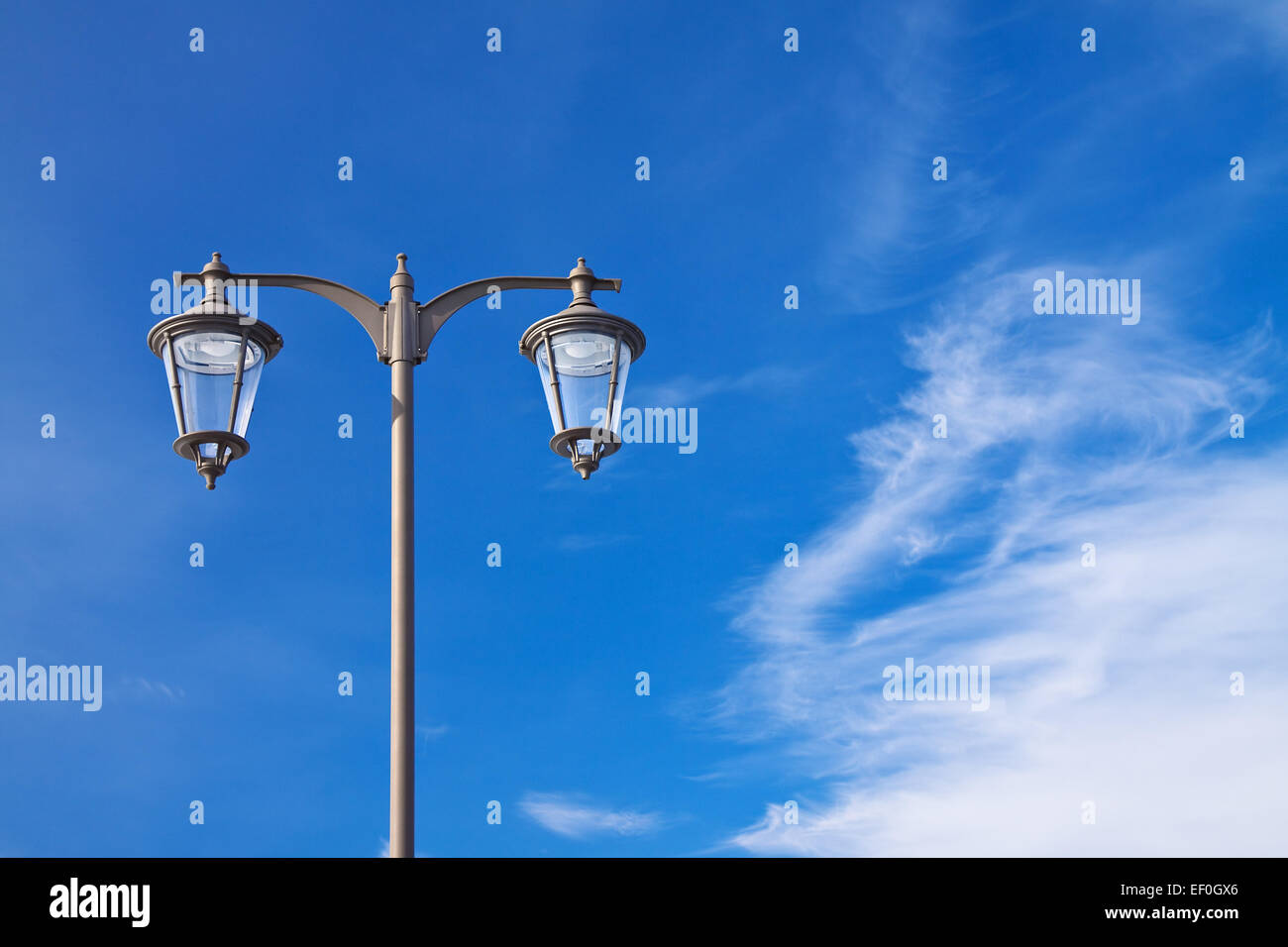 Lanterna di fronte blu cielo. Foto Stock