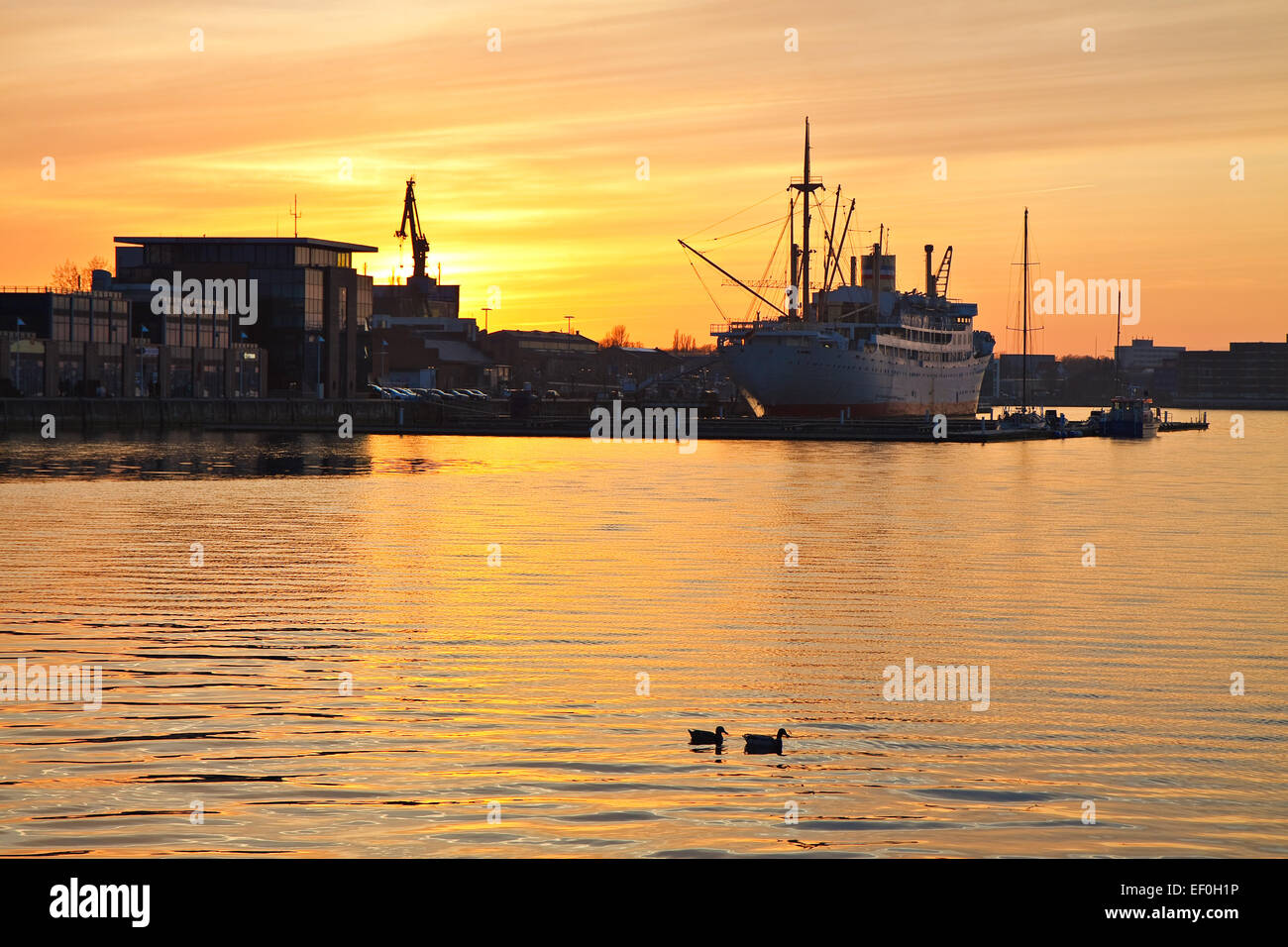 Tramonto nella città portuale di Rostock. Foto Stock