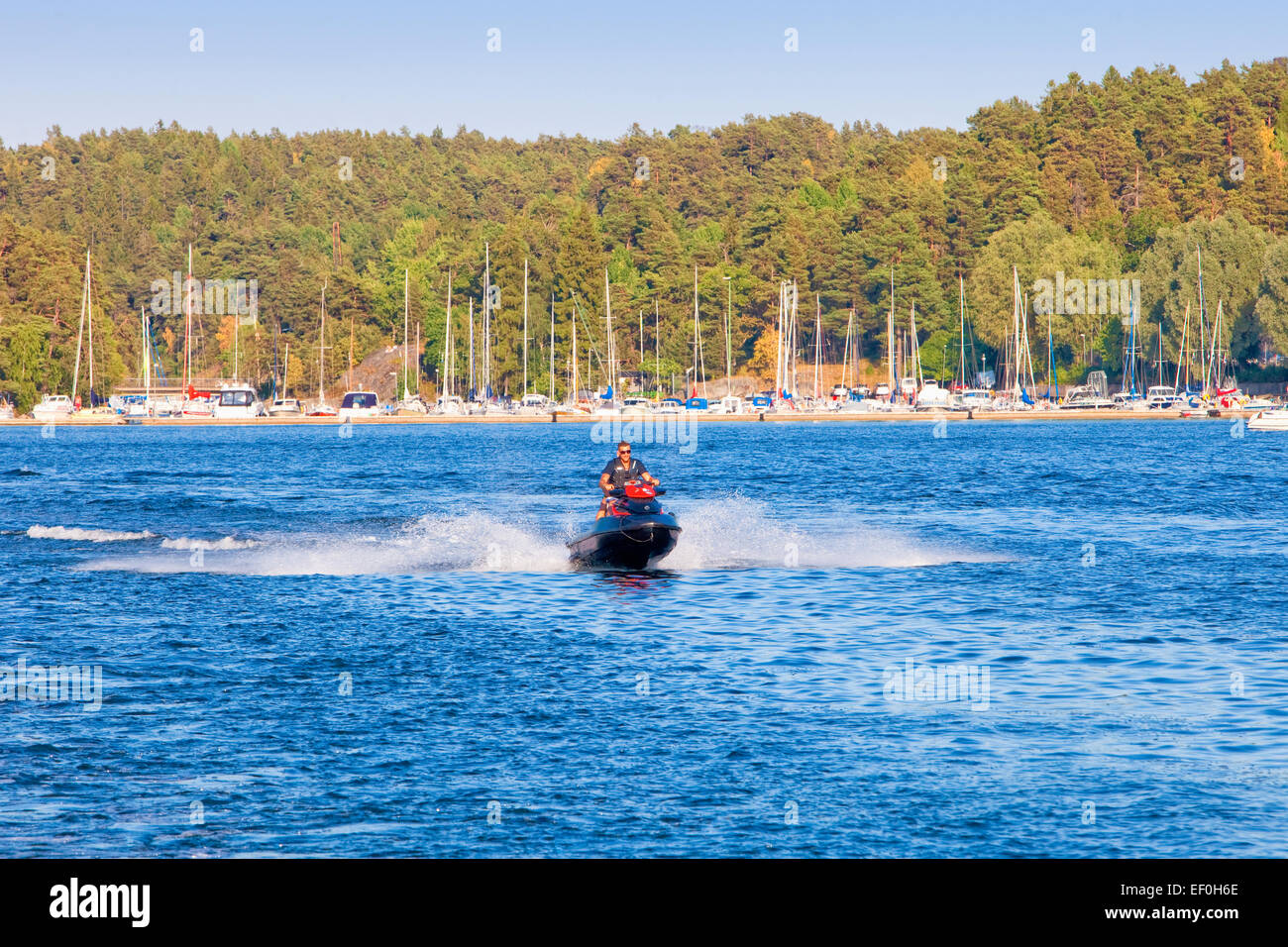Stoccolma, Svezia - Uomo di equitazione natante personale jet ski nell arcipelago. Foto Stock