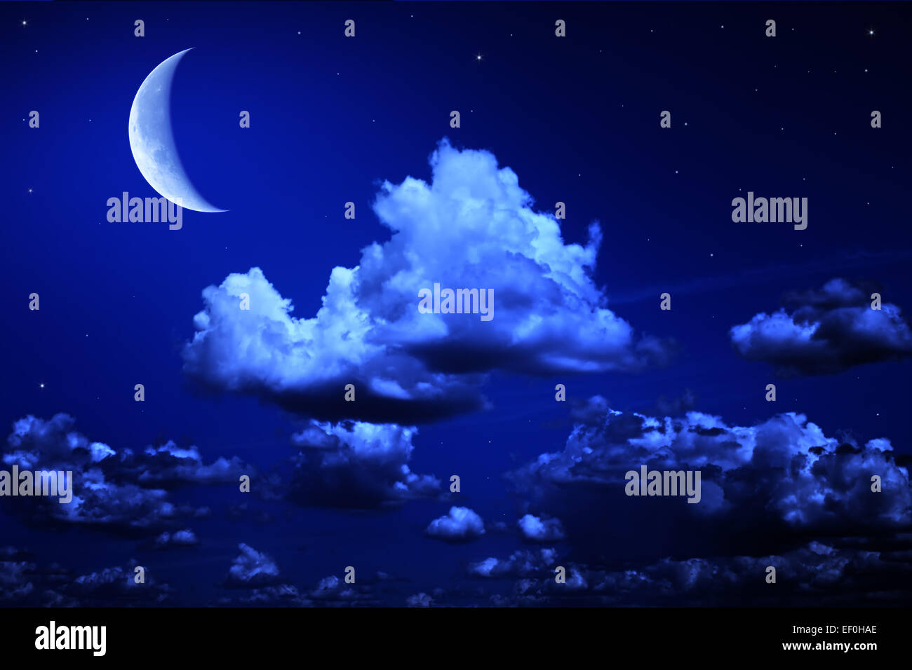 Grande la luna e le stelle in una notte nuvoloso cielo blu. fantastico paesaggio bello Foto Stock