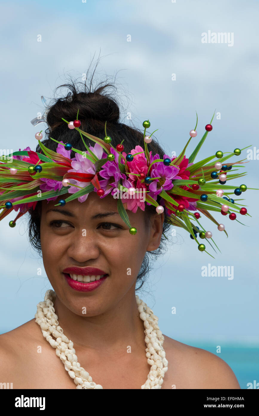 Isole di Cook, Aitutaki. Il messaggio di benvenuto per l'isola di Aitutaki, donne polinesiano con splendidi fiori e pearl copricapo. Foto Stock