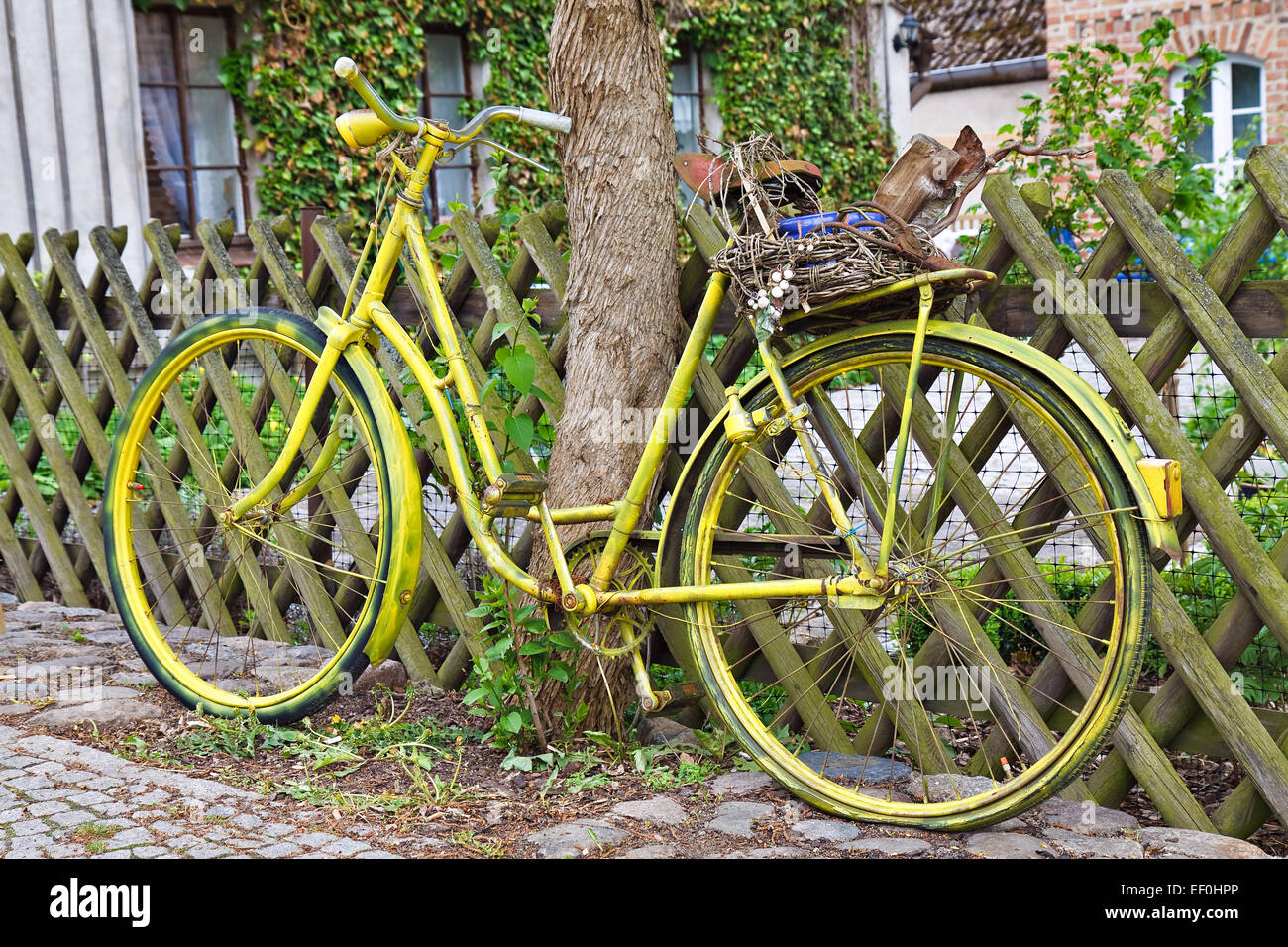 Un vecchio giallo bicicletta. Foto Stock