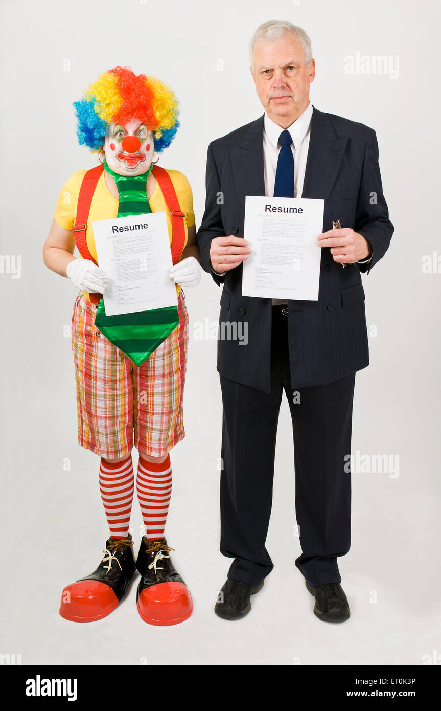 Imprenditore e clown tenendo i loro curriculum Foto Stock