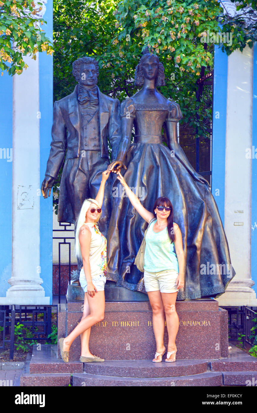 Monumento a Alexander Pushkin e N Goncharova sulla Vecchia Arbat scultori un Burganov, IA Burganov, architetti EG Rozanov, EK Nois Foto Stock