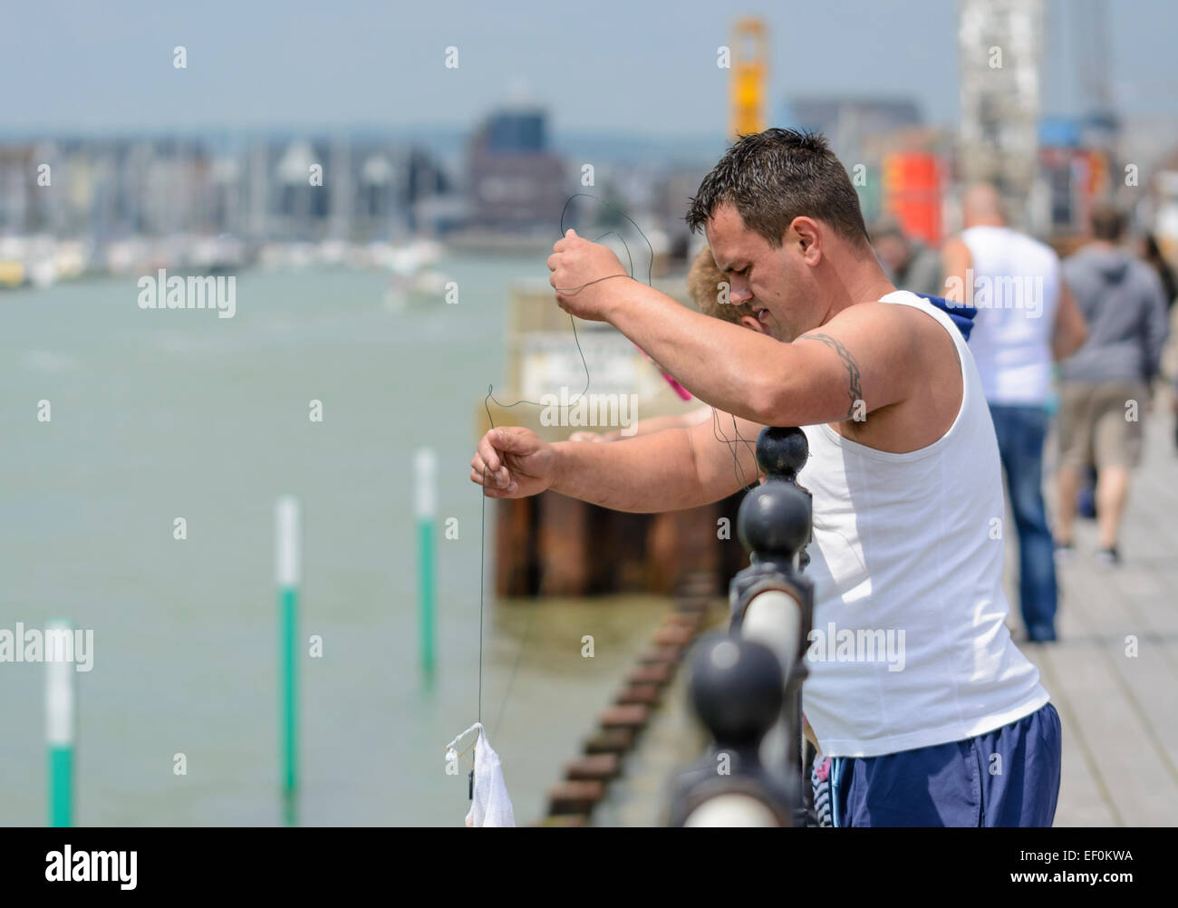 L'uomo la pesca del granchio in un fiume. Foto Stock