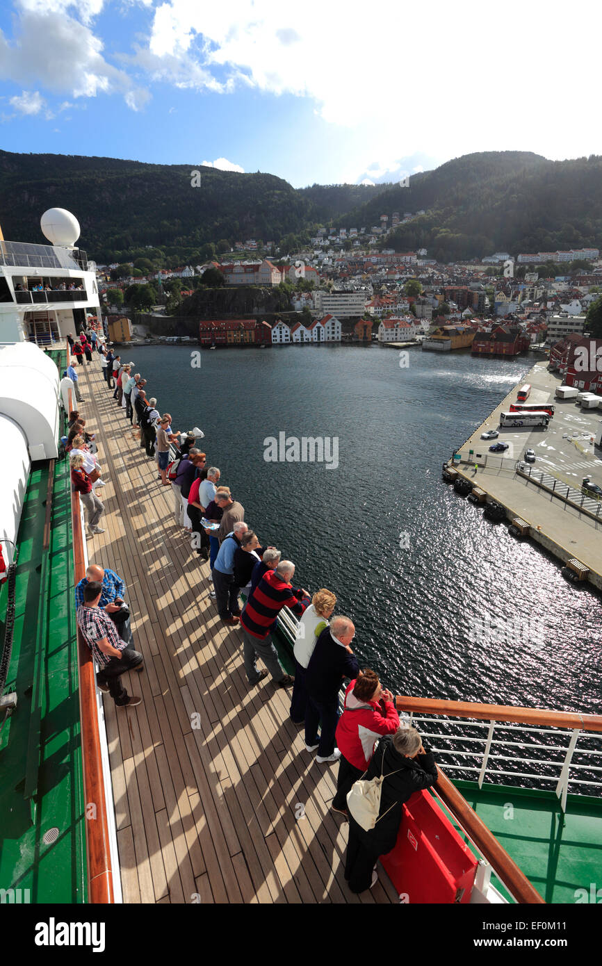 Vista delle navi nel porto di Bergen, Vagen Porto, città di Bergen, Hordaland, Norvegia, Scandinavia, Europa. Foto Stock