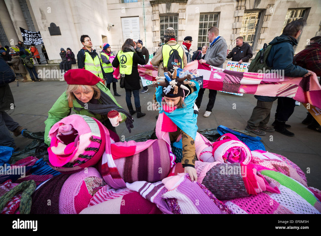 Londra, Regno Unito. 24 gen 2015. Wrap up Trident proteste di massa marzo Credito: Guy Corbishley/Alamy Live News Foto Stock