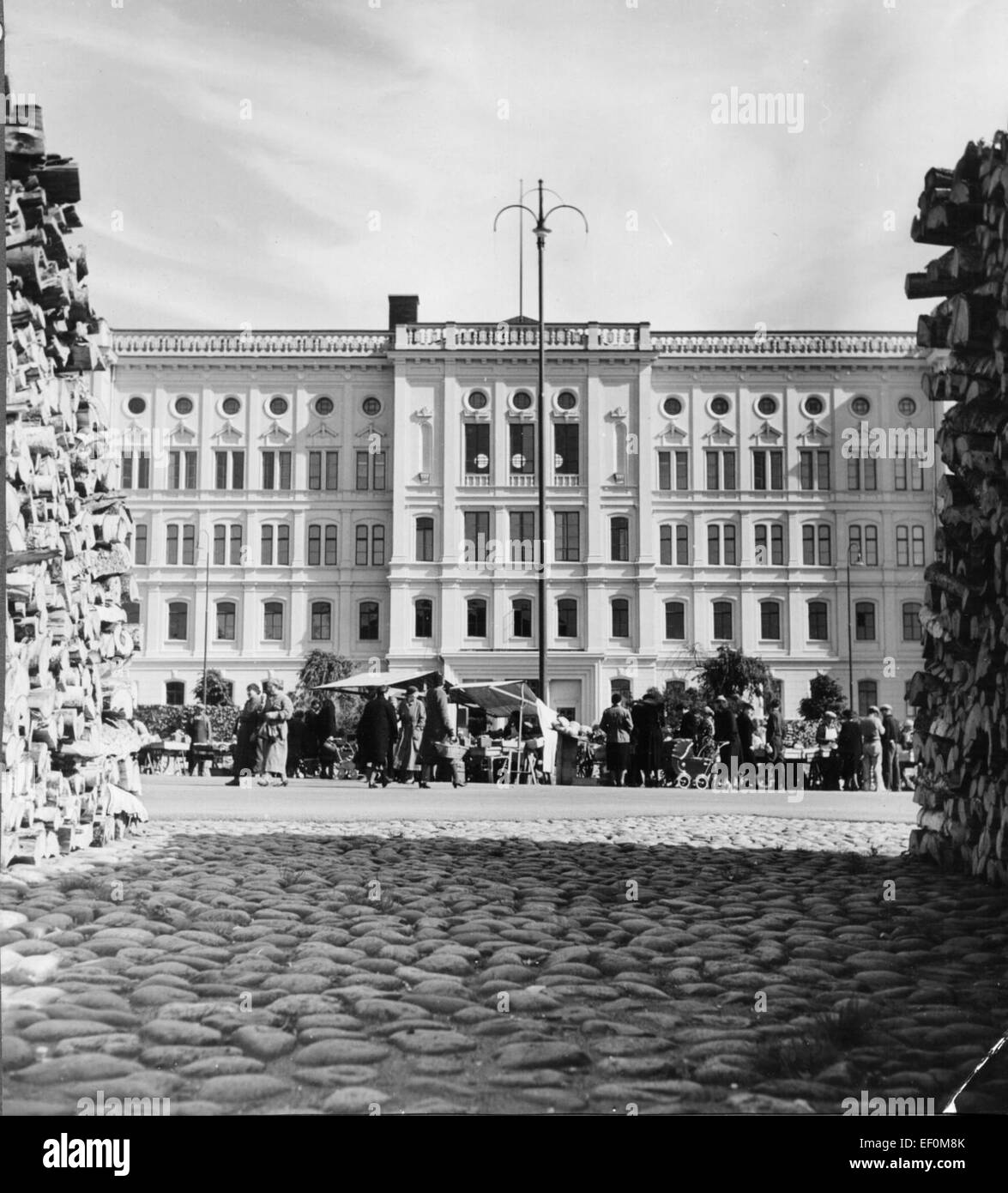 L'Università della tecnologia, situata a Hietalahdentori, dispone di un mercato fuori dall'edificio scolastico. L'ambientazione mette in evidenza l'interazione tra la vita accademica e il commercio locale, comune nelle città universitarie. Foto Stock