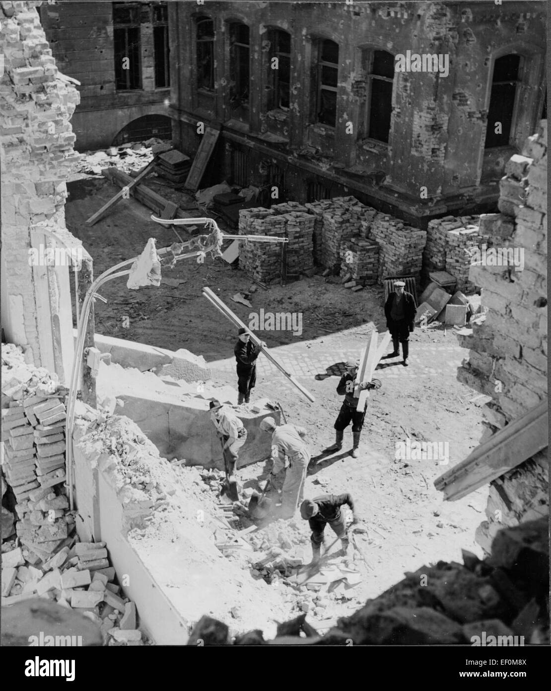 L'Università della tecnologia di Hietalahdentori, che ha subito danni in tempo di guerra. Questo evento riflette l'impatto della guerra sulle istituzioni educative e il processo di ricostruzione che seguì. Foto Stock