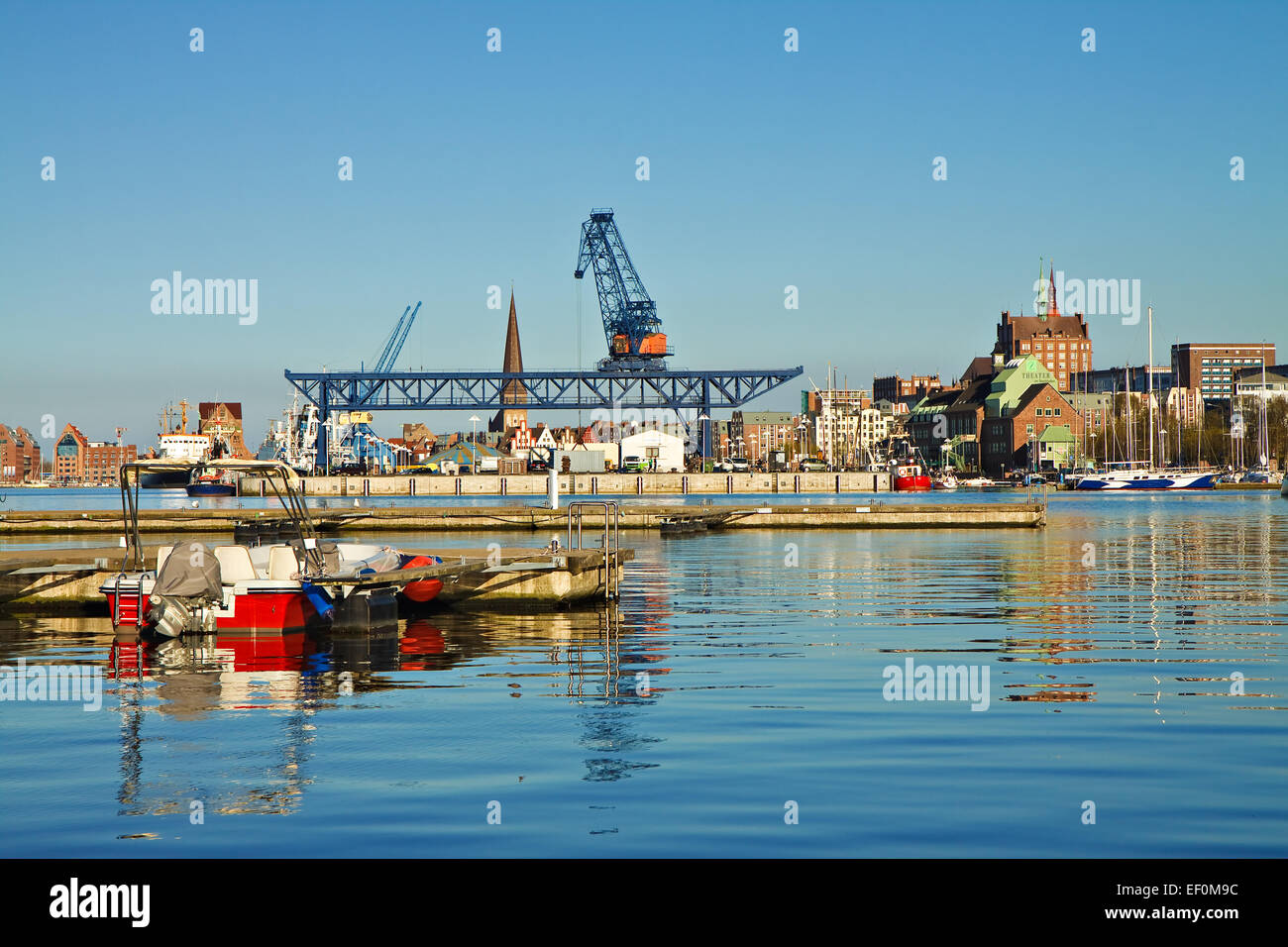 Il porto della città di Rostock. Foto Stock