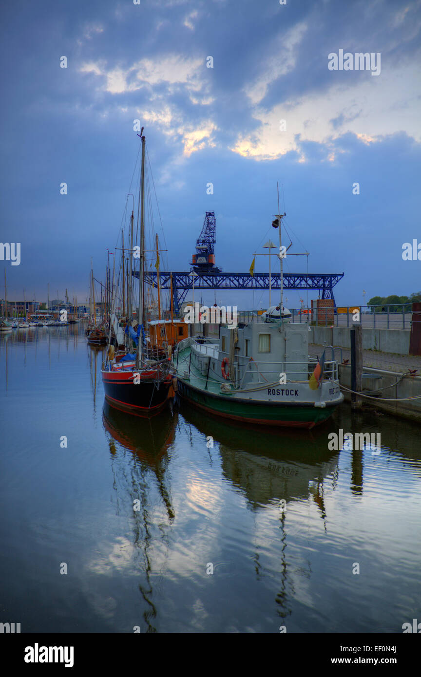 Il porto della città di Rostock (Germania). Foto Stock
