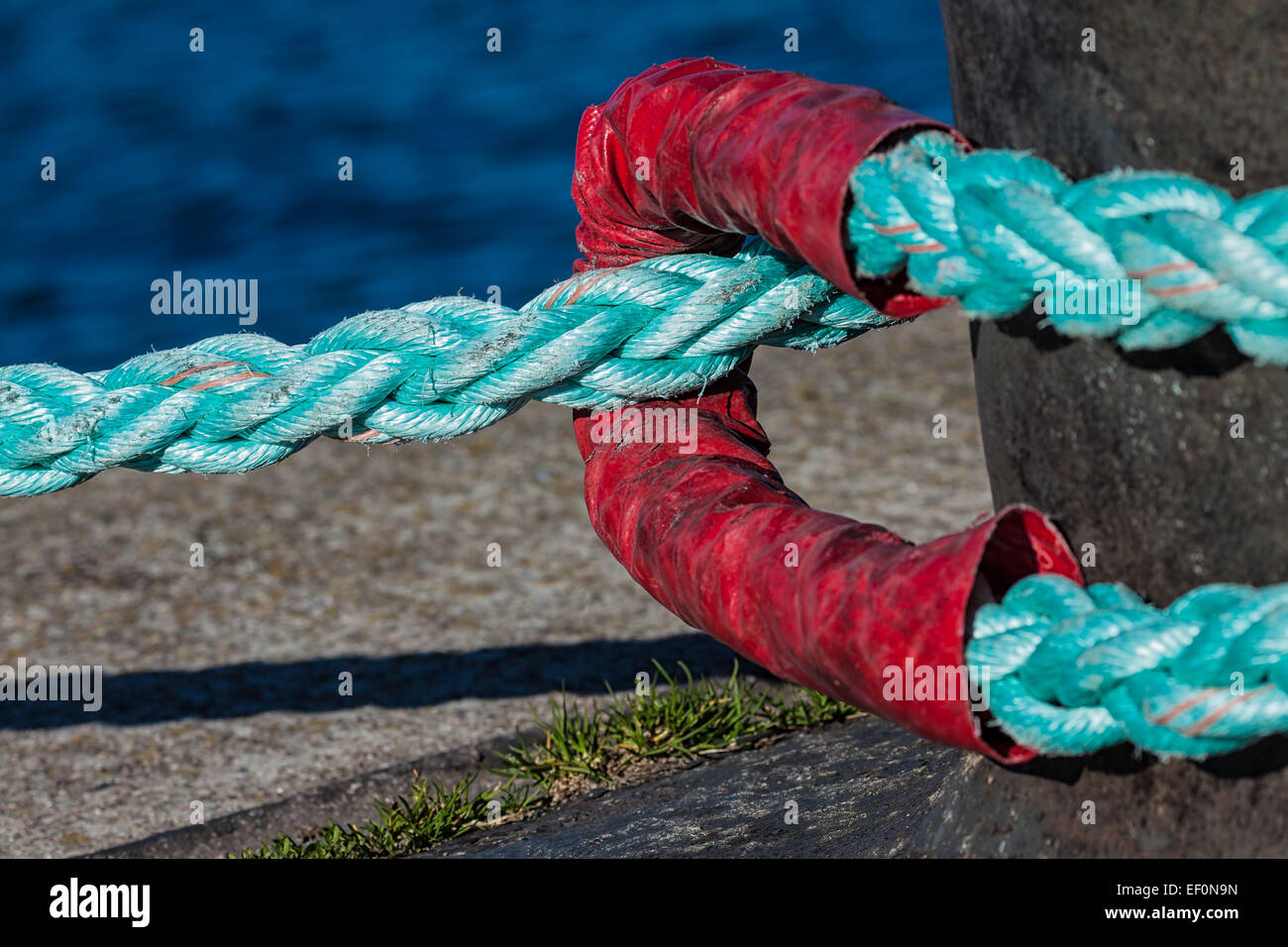 Bollard con corda in un porto. Foto Stock