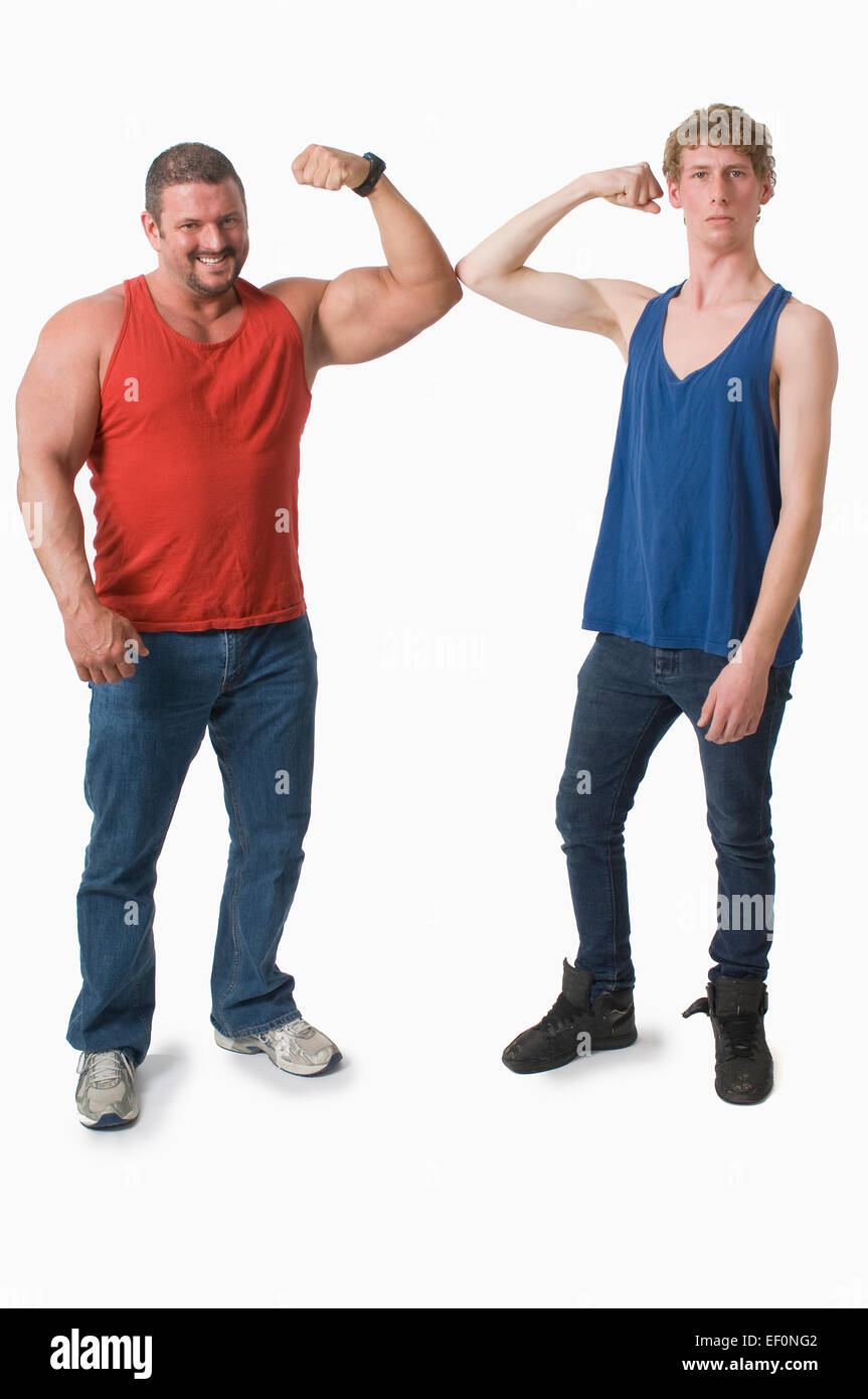 Muscolare di uomo e uomo magro la loro flessione bicipite Foto stock - Alamy