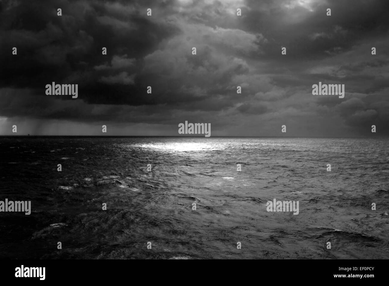 Vista del mare in tempesta e nuvole drammatico nell'Oceano Atlantico. Foto Stock