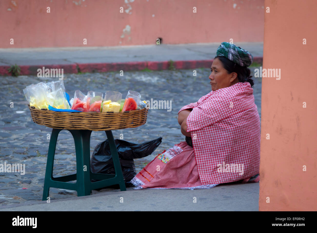 La donna per la vendita di frutta in Antigua, Guatemala Foto Stock